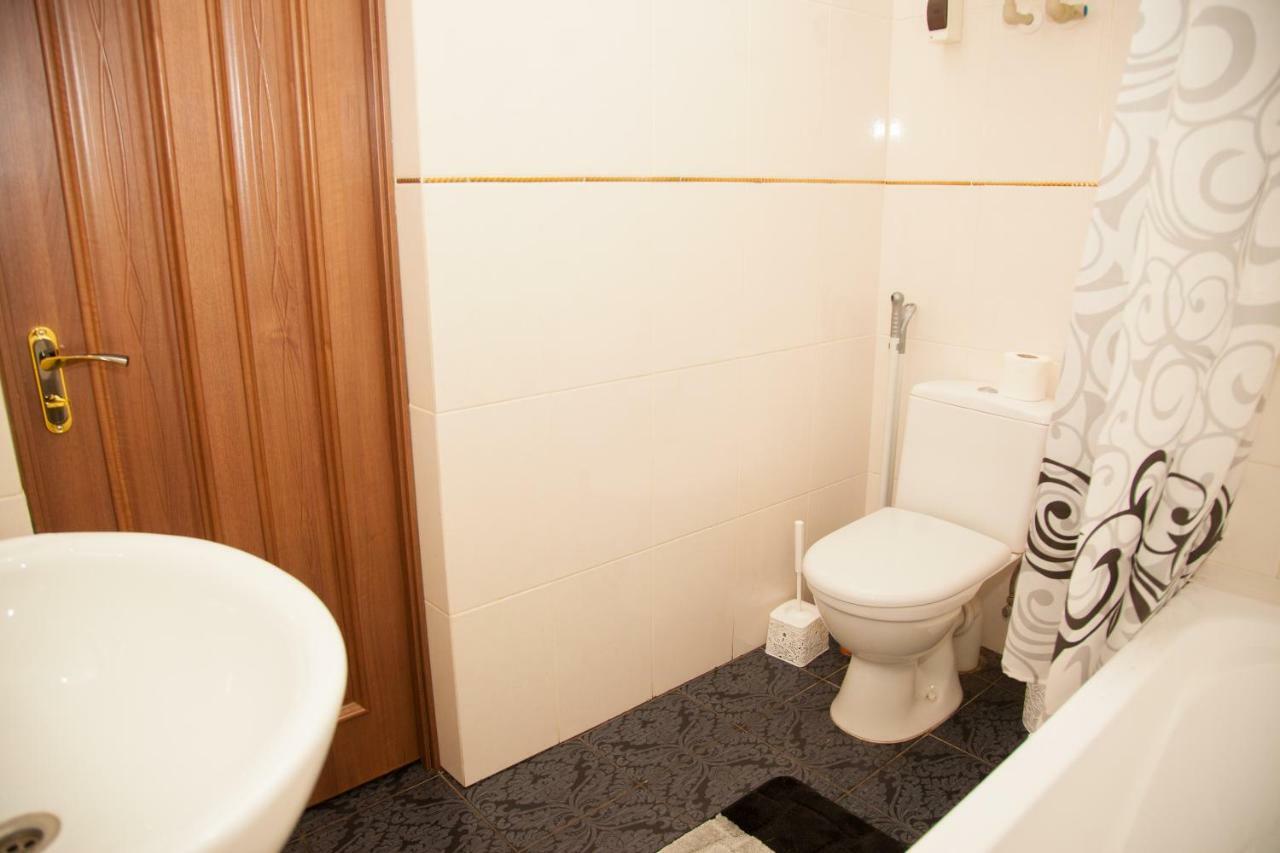 Semi-Luxury Apartment On Zhukovskogo Street 57 Zaporizhia Esterno foto