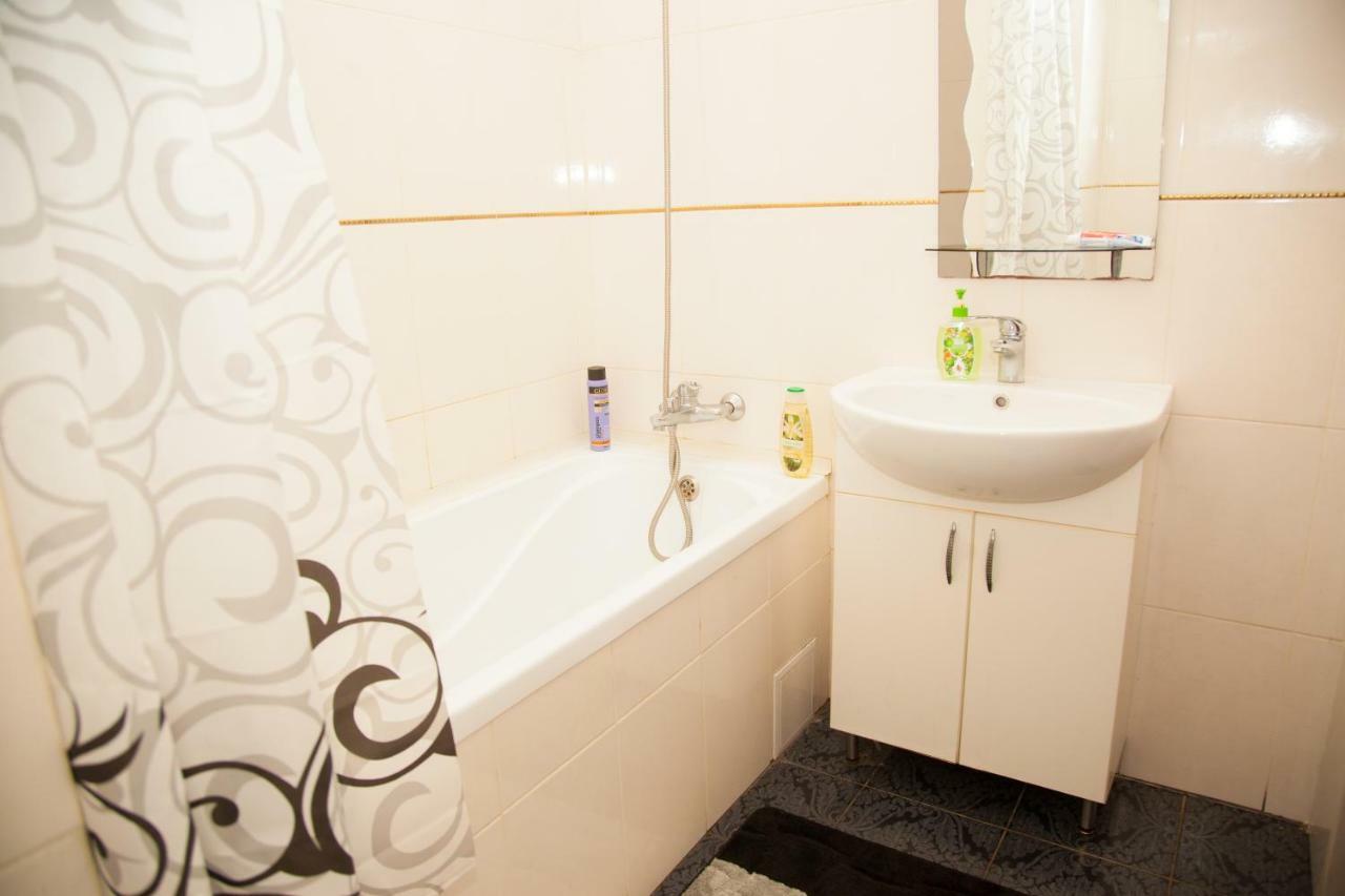 Semi-Luxury Apartment On Zhukovskogo Street 57 Zaporizhia Esterno foto